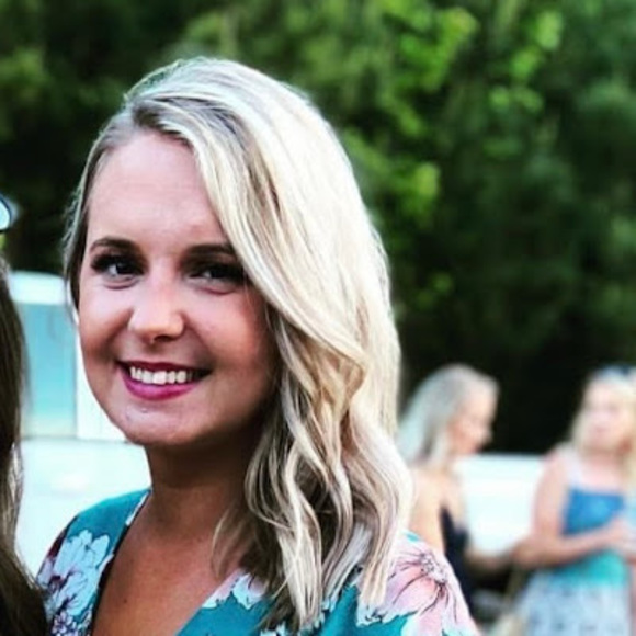Meet your Posher, Courtney - Picture 1 of 1